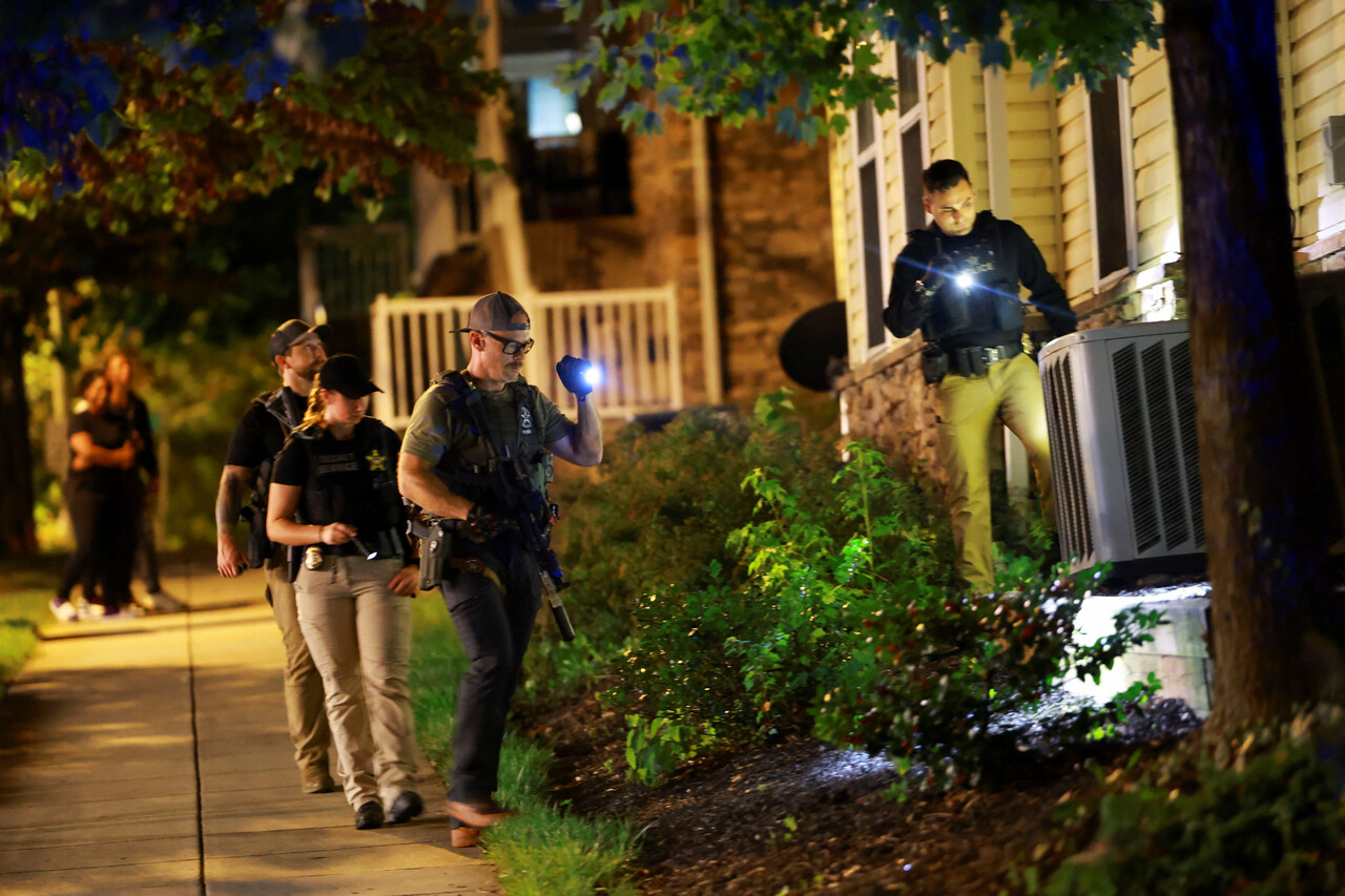 지난 23일(현지시간) 미국 워싱턴 D.C. 마셜하이츠 지역에서 한 남성이 감시 순찰 도중 체포된 뒤 경찰과 연방 요원들이 주변을 수색하고 있다. (출처: REUTERS/Jose Luis Gonzalez, 연합뉴스)