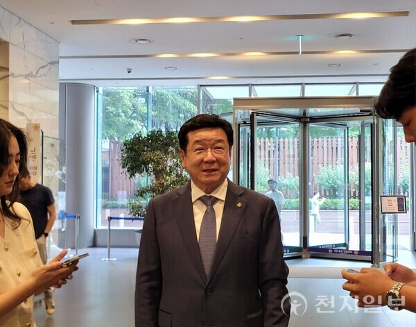 [천지일보=김정필 기자] 이찬희 삼성 준법감시위원회(준감위) 위원장이 26일 오후 서울 서초구 삼성생명 사옥에서 열린 준감위 정례회의에 참석하고 있다. ⓒ천지일보 2025.08.26.