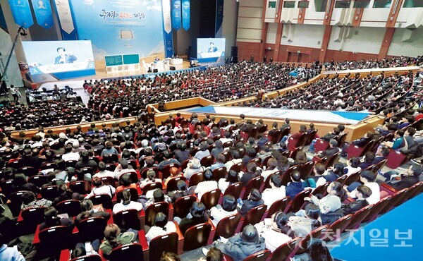 [천지일보=박준성 기자] 2019년 11월 19일 제주 국제컨벤션센터에서 진행된 ‘주 재림과 추수확인 대집회’에서 이만희 총회장이 강연에 나선 가운데 참석자들이 경청하고 있다 ⓒ천지일보DB