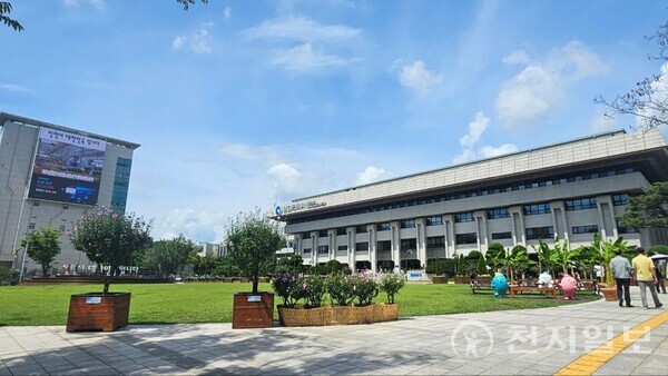 인천시가 오는 9월 1일부터  인천사랑상품권 캐시백제도를 10%~ 15%까지 확대 시행한다. 사진은 인천시청 전경. ⓒ천지일보 2025.08.27.DB