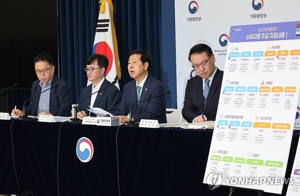 구윤철 부총리 겸 기획재정부 장관(오른쪽 두 번째)이 지난 28일 정부세종청사 중앙동 공용브리핑실에서 2026년도 예산안에 관해 설명하고 있다. 오른쪽부터 유병서 예산실장, 구 부총리, 임기근 2차관, 안상열 재정관리관. (출처: 연합뉴스)