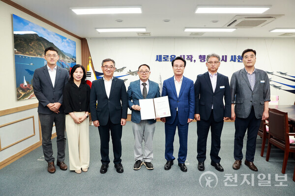 박동식 사천시장이 인애복지재단 관계자와 학대피해아동쉼터 위·수탁 협약 체결 후 기념 촬영하고 있다. (제공: 사천시청) ⓒ천지일보 2025.08.29.