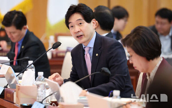 국민의힘 박성훈 의원이 24일 대구 중구 한국은행 대구경북본부에서 열린 대구지방국세청·대구본부세관·대구지방조달청·동북지방통계청·한국은행 대구경북본부·포항본부에 대한 국정감사에서 질의하고 있다. 2024.10.24. (출처: 뉴시스)