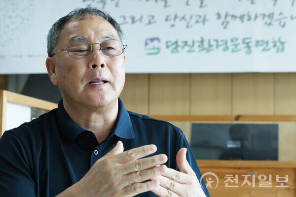 [천지일보=이시문 기자] 황성열(63)씨가 지난달 18일 충남 당진환경운동연합 사무실에서 본지와 인터뷰를 하고 있다. ⓒ천지일보 2025.09.01.