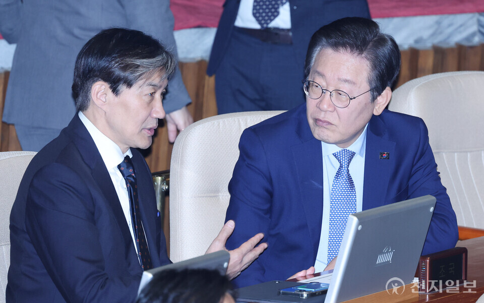 [천지일보=박준성 기자] 28일 오후 서울 여의도 국회에서 열린 제418회 국회(정기회) 본회의에서 더불어민주당 이재명 대표와 조국혁신당 조국 대표가 대화를 나누고 있다.  ⓒ천지일보 2024.11.28.