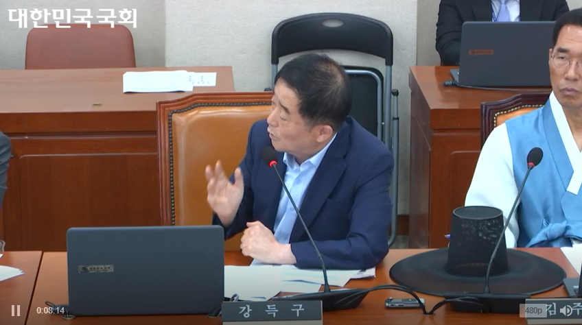 더불어민주당 강득구 의원이 1일 국회 환경노동위원회 전체회의에서 윤석열 정부의 노동·환경 정책을 "퇴행의 시간"이라 비판하며, 이재명 정부의 정책 전환을 촉구하고 있다. (출처: 대한민국 국회방송 화면 캡처)