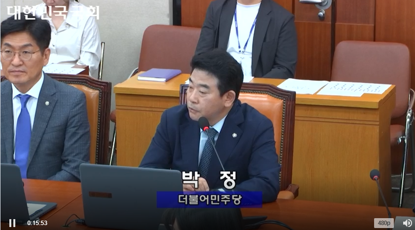 더불어민주당 박정 의원이 1일 국회 환경노동위원회 전체회의에서 국민의힘 김형동 의원의 해외 투자 우려 발언에 대해 “정부 세금이 아닌 기업의 자체 판단에 따른 것”이라며 “AI·반도체 산업에 대한 투자 확대는 세계적 추세”라고 설명하고 있다. (출처: 대한민국 국회방송 화면 캡처)