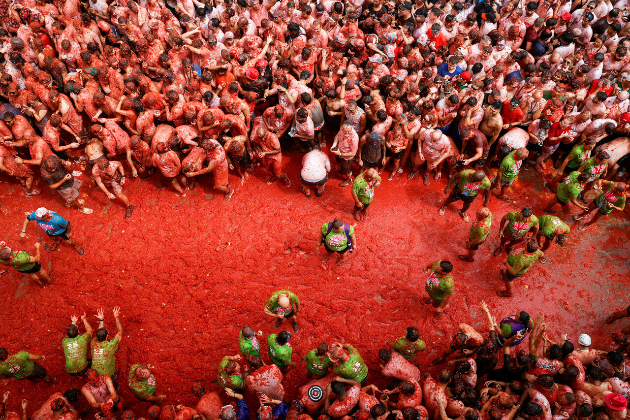 이날 축제에서 참가자들이 으깨진 토마토를 던지고 있다. (REUTERS/Eva Manez, 연합뉴스)