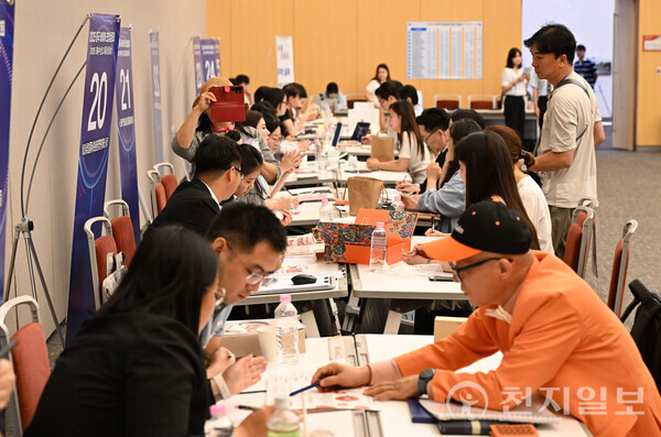 ‘2025 인차이나포럼 국제콘퍼런스’가 2일 송도컨벤시아에서 열린 가운데 중국 기업과 매칭 상담이 진행되고 있다. (제공: 인천시청) ⓒ천지일보 2025.09.02.