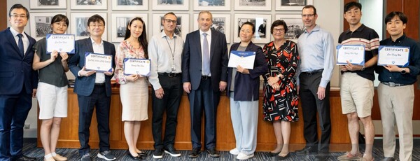 예시바대 유대학대학원(BGRS)에서 열린 한국-유대 학술 교류 프로그램 수료식에서 참가자들이 수료증을 들고 기념촬영을 하고 있는 모습. (출처: BGRS)