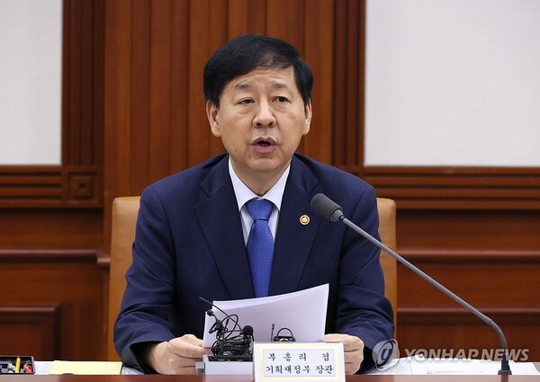 구윤철 부총리 겸 기획재정부 장관이 3일 서울 종로구 정부서울청사에서 열린 경제관계장관회의 겸 산업경쟁력강화 관계장관회의에서 발언하고 있다. (출처: 연합뉴스)