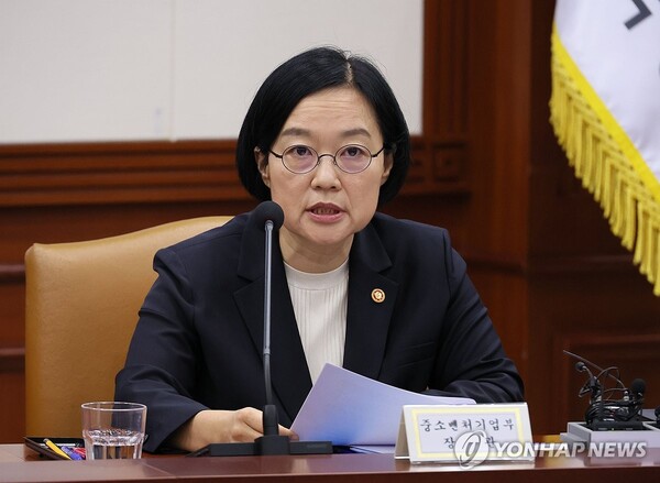 한성숙 중소벤처기업부 장관이 3일 서울 종로구 정부서울청사에서 열린 경제관계장관회의 겸 산업경쟁력강화 관계장관회의에서 발언하고 있다. (출처: 연합뉴스)