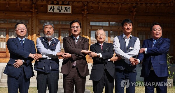 (서울=연합뉴스) 우원식 국회의장이 지난해 10월 30일 서울 국회 사랑재에서 열린 국회의 사회적 대화를 위한 국회의장-노사 5단체 대표 오찬 간담회에 앞서 기념촬영을 하고 있다. 왼쪽부터 박일준 대한상공회의소 상근부회장, 김동명 한국노동조합총연맹 위원장, 우 의장, 손경식 한국경영자총협회 회장,양경수 전국민주노동조합총연맹 위원장, 배조웅 중소기업중앙회 수석부회장. 2024.10.30.