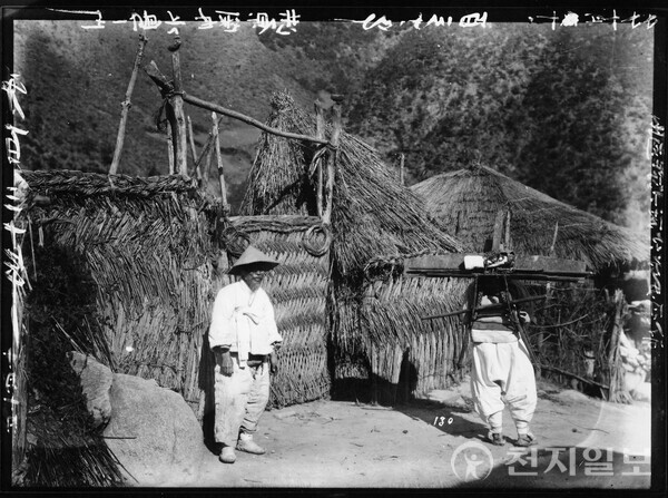 함남 홍원 관내 문주의 목제수금장식 솟대. 일제강점기. 유리와 필름.(국립중앙박물관) ⓒ천지일보 2025.09.04.