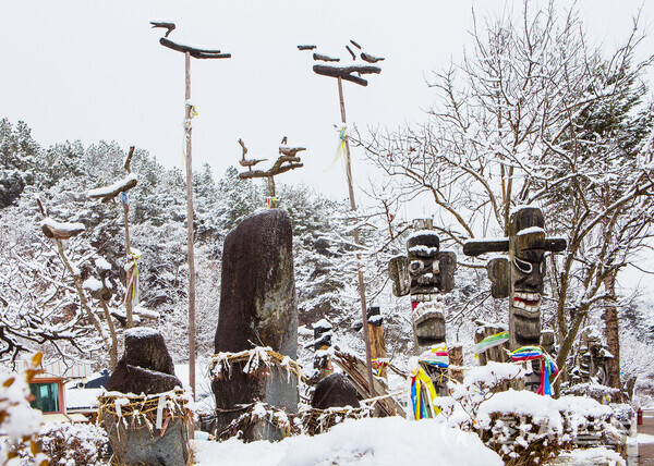 세계유산인 경북 안동 하회마을 앞의 장승과 솟대. 2014. (안동시 제공) ⓒ천지일보 2025.09.04.
