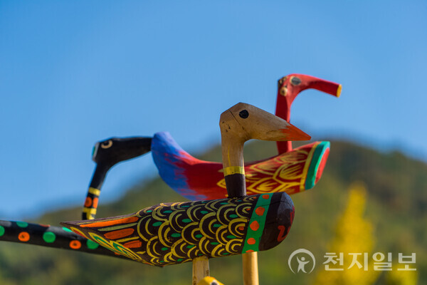 솟대에 앉은 새는 일반적으로 오리로 해석되는데, 이는 오리가 하늘을 날 수 있을 뿐만 아니라 물과 육지를 자유롭게 오가는 존재이기 때문이다. 이런 특성으로 고대인들은 오리를 하늘(신)과 땅(사람)과 물 속(용궁)까지 모두 오간다고 여겼다. (출처: 게티이미지뱅크) ⓒ천지일보 2025.09.04.