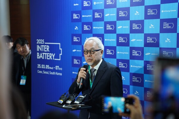 최주선 삼성SDI 사장이 5일 오전 서울 강남구 코엑스에서 열린 '인터배터리 2025'에서 기자들과 만나 질문에 답변하고 있다. (사진: 공동취재단]