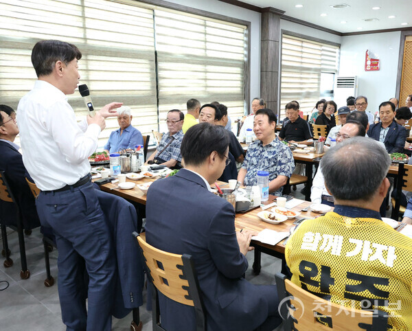 전주·완주 통합 논의가 다시 불붙었으나 복지 축소와 부채 부담에 대한 우려로 주민 불신이 깊어지면서 정치권의 신뢰 회복이 최대 과제로 부상하고 있다. 사진은 지난 1일 우범기 전주시장이 완주군 용전면을 찾아 완주전주 통합추진위와 오찬간담회를 갖는 모습. (제공: 전주시청) ⓒ천지일보 2025.09.05.