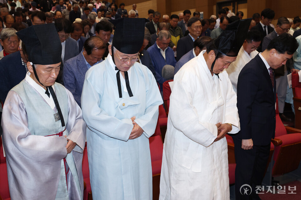 묵념하는 최종수 성균관장.ⓒ천지일보 2025.09.05.