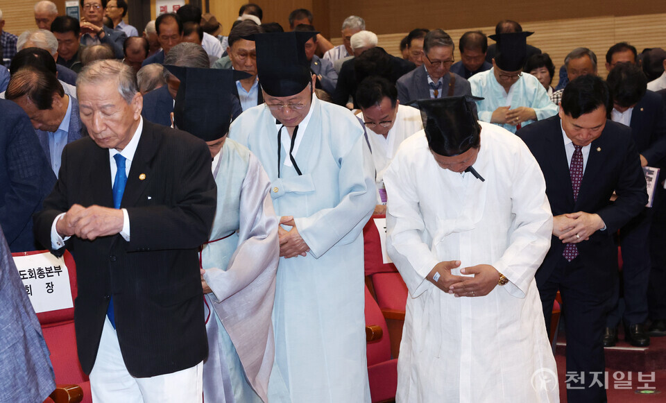 문묘향배하는 최종수 성균관장.ⓒ천지일보 2025.09.05.