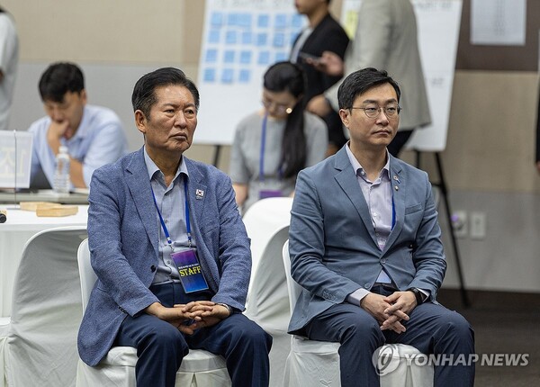 (서울=연합뉴스) 더불어민주당 정청래 대표(왼쪽)가 6일 경기도 고양시 킨텍스에서 열린 평당원 최고위원 선출 경선공론화 조사 행사에 참석해 있다. 오른쪽은 당원주권정당 특별위원회 위원장인 장경태 의원. 2025.9.6 [제공: 더불어민주당]