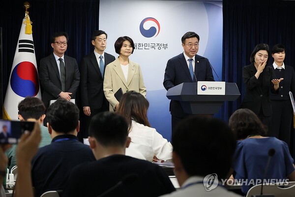 윤호중 행정안전부 장관과 더불어민주당 한정애 정책위의장이 7일 서울 종로구 정부서울청사에서 제3차 고위당정협의회 결과 및 정부조직 개편 방안에 대해 발표하고 있다. 2025.9.7. (출처: 연합뉴스)