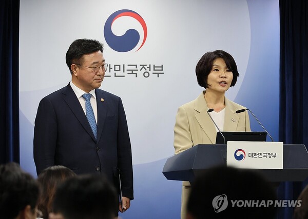 더불어민주당 한정애 정책위의장과 윤호중 행정안전부 장관이 7일 서울 종로구 정부서울청사에서 제3차 고위당정협의회 결과 및 정부조직 개편 방안에 대해 발표하고 있다. 2025.9.7. (출처: 연합뉴스)