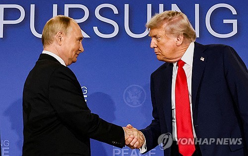 도널드 트럼프 미국 대통령과 블라디미르 푸틴 러시아 대통령이 8월 15일 미국 알래스카 앵커리지의 엘멘도프-리처드슨 합동기지에서 열린 우크라이나 전쟁 종식을 위한 회담 후 기자회견에서 악수하고 있다. (출처: 연합뉴스)