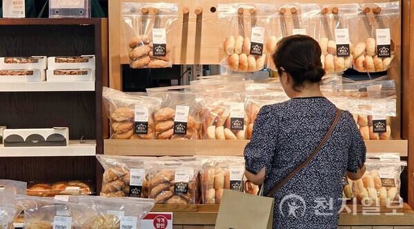 [천지일보=정다준 기자] 빵값이 6개월 연속 고공행진을 이어가고 있는 것으로 나타났다. 3일 통계청 국가통계포털(KOSIS)에 따르면 8월 빵 물가지수는 138.61(2020년=100)로 지난해 같은 달보다 6.5% 상승했다. 사진은 이날 서울 한 빵집에서 시민이 빵을 고르고 있는 모습. ⓒ천지일보 2025.09.03.