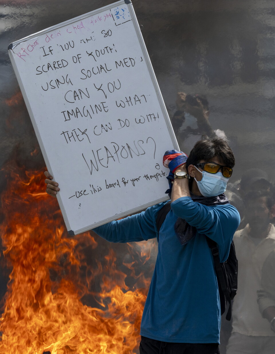 이날 카트만두 국회의사당 앞에서 경찰과의 충돌 도중 한 시위자가 피켓을 들고 있다. (EPA/NARENDRA SHRESTHA, 연합뉴스)