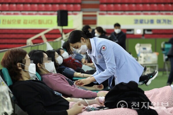 2020년 11월 16일 신천지대구교회 성도들이 대구육상진흥센터에서 혈장 공여를 하고 있다. ⓒ천지일보DB