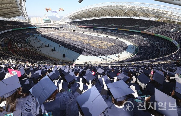 지난 2023년 11월 12일 대구시 대구스타디움에서 열린 ‘신천지 12지파 시온기독교선교센터 114기 수료식’ 참석자들. 신천지는 이날 수료생 10만 8084명을 배출했다. ⓒ천지일보DB
