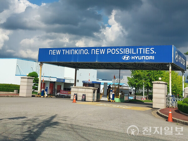 [Cheonji Ilbo Jeonbuk=Reporter Kim Dong-hyun] The debate over Jeonju City’s 620 billion won debt, coupled with Wanju residents’ opposition of “we cannot shoulder the debt,” and concerns over reduced benefits and regional neglect, has shaken the Jeonju–Wanju integration amid distrust. The photo shows the Hyundai Motor Jeonju Plant located in Bongdong-eup, Wanju County. ⓒCheonji Ilbo 2025.09.11
