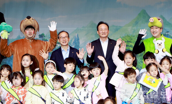 양종희 KB금융 회장(뒷줄 왼쪽 2번째)이 어린이날 행사에 참여해 기념촬영하고 있다. (제공: KB금융) ⓒ천지일보 2025.09.10.