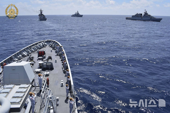 왼쪽부터 필리핀 BRP 미구엘 말바르(FFG-06), 인도의 INS 델리(D61), INS 킬탄(P30)이 지난달 3일(현지시간) 남중국해에서 합동 해군 항해 및 훈련을 실시하는 모습. (출처: 뉴시스)