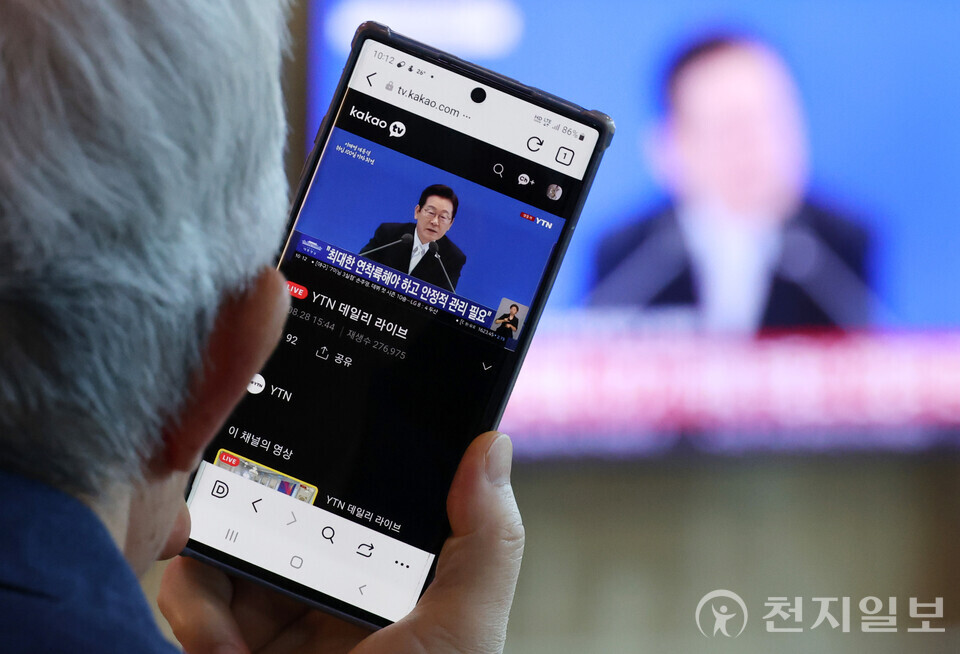 [천지일보=남승우 기자] 11일 서울역 대합실에서 시민들이 이재명 대통령 취임 100일 기자회견 생중계를 지켜보고 있다. ⓒ천지일보 2025.09.11.