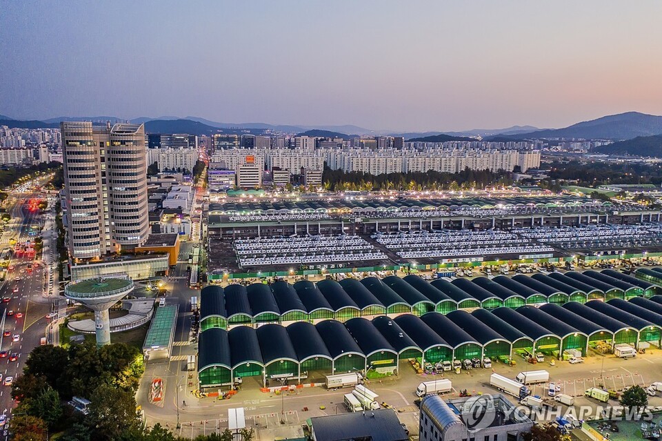 가락동 농수산물도매시장의 전경. 정부가 불합리한 유통구조 개혁을 위해 도매인 독점 구조 개선과 온라인 도매시장 확대, AI 가격비교 서비스 도입 등을 추진하는 가운데 오는 12일 국회박물관에서는 대만·일본 사례를 비교하는 국제학술대회가 열려 제도 개선 논의에 속도가 붙을 전망이다. (출처: 연합뉴스)
