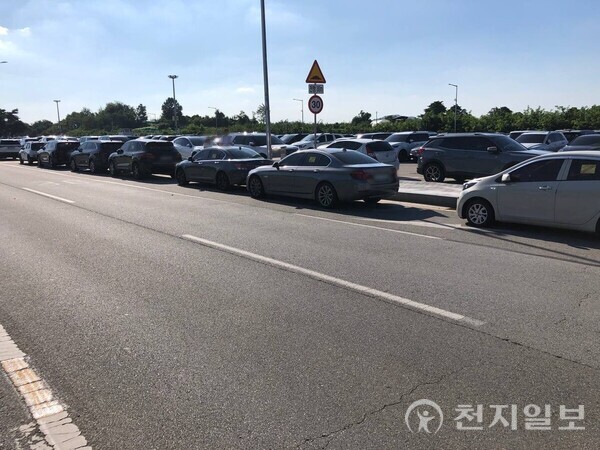 [천지일보 충북=김홍진 기자] 청주국제공항 제2주차장 옆 도로변에 늘어선 불법 주차 차량 행렬. ⓒ천지일보 2025.09.15.