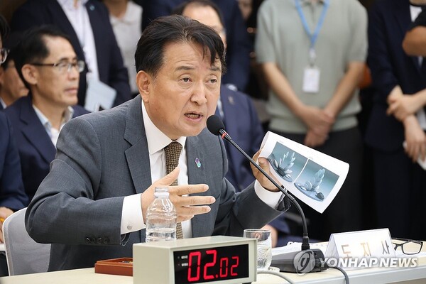 15일 충북도의회에서 열린 오송 참사 국정조사 현장 조사에서 김영환 충북지사가 국회 행정안전위원회 의원들의 질문에 답변하고 있다. (출처: 연합뉴스)