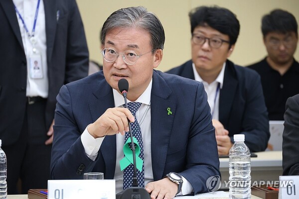 더불어민주당 이연희 의원(청주 흥덕)이 15일 충북도의회에서 열린 오송 참사 국정조사에서 김영환 충북지사에게 질의하고 있다. (출처: 연합뉴스)