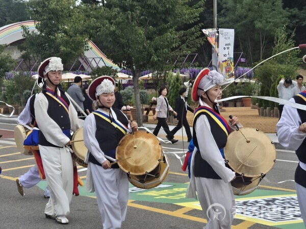 영동세계국악엑스포가 지난 12일 개막했다. 사진은 개장식에서 사물놀이패가 공연을 하고 있는 모습. (제공: 영동군청) ⓒ천지일보 2025.09.16.
