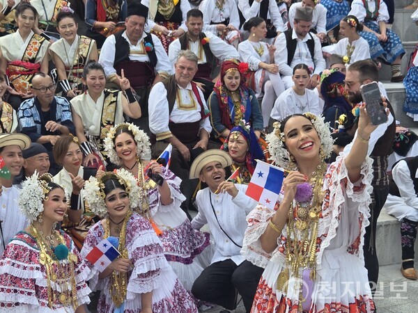 영동세계국악엑스포가 지난 12일 개막했다. 사진은 해외 공연단이 모여 기념 촬영하고 있는 모습. (제공: 영동세계국악엑스포조직위) ⓒ천지일보 2025.09.16.