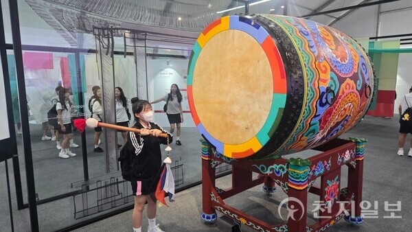 영동세계국악엑스포가 지난 12일 개막했다. 사진은 김천여자중학교 학생이 북을 치고 있는 모습. (제공: 영동세계국악엑스포조직위) ⓒ천지일보 2025.09.16.