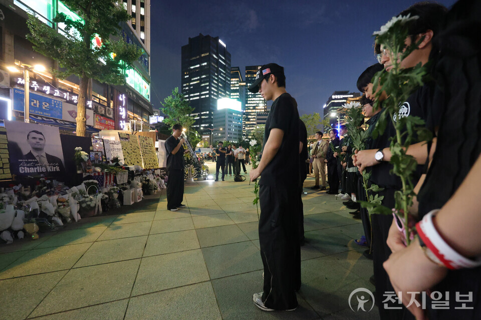 [천지일보=남승우 기자] 15일 저녁 서울 중구 숭례문 인근에 마련된 찰리 커크 분향소에서 추모식이 거행되고 있다.ⓒ천지일보 2025.09.15.