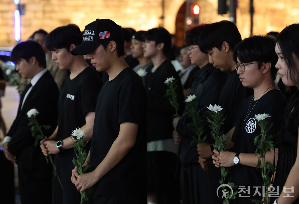 [천지일보=남승우 기자] 15일 저녁 서울 중구 숭례문 인근에 마련된 찰리 커크 분향소에서 추모식이 거행되고 있다.ⓒ천지일보 2025.09.15.