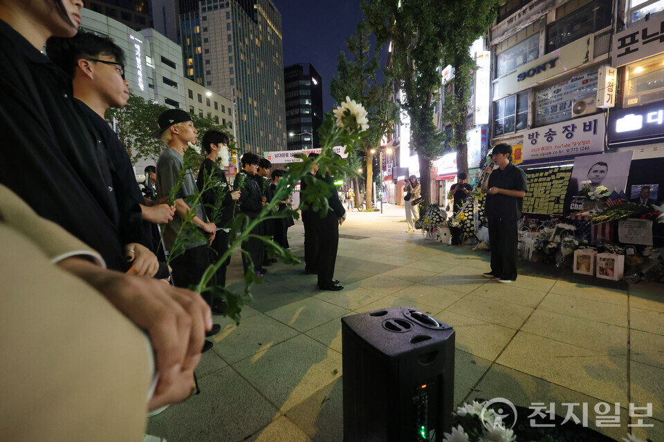 [천지일보=남승우 기자] 15일 저녁 서울 중구 숭례문 인근에 마련된 찰리 커크 분향소에서 추모식이 거행되고 있다.ⓒ천지일보 2025.09.15.