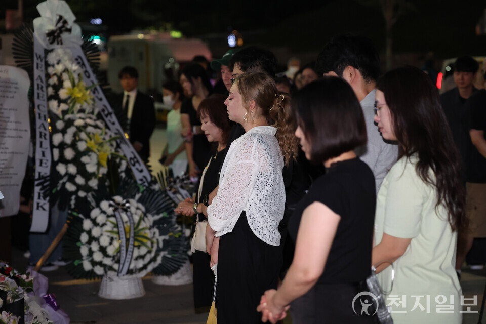 [천지일보=남승우 기자] 15일 저녁 서울 중구 숭례문 인근에 마련된 찰리 커크 분향소에서 추모 행렬이 이어지고 있다. ⓒ천지일보 2025.09.15.