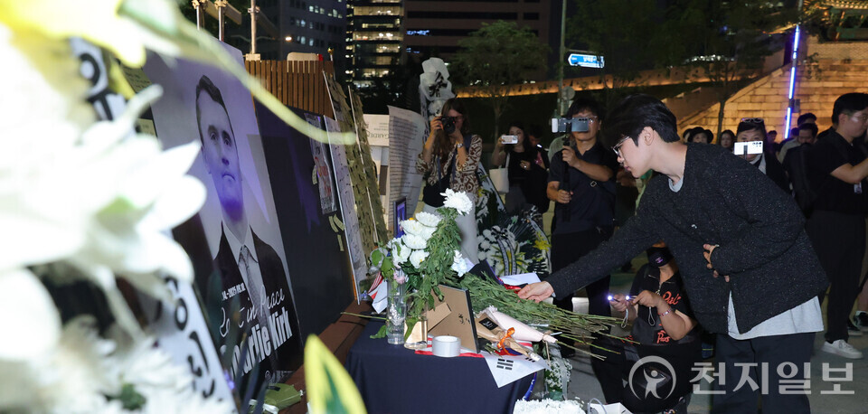 [천지일보=남승우 기자] 15일 저녁 서울 중구 숭례문 인근에 마련된 찰리 커크 분향소에서 추모 행렬이 이어지고 있다. ⓒ천지일보 2025.09.15.
