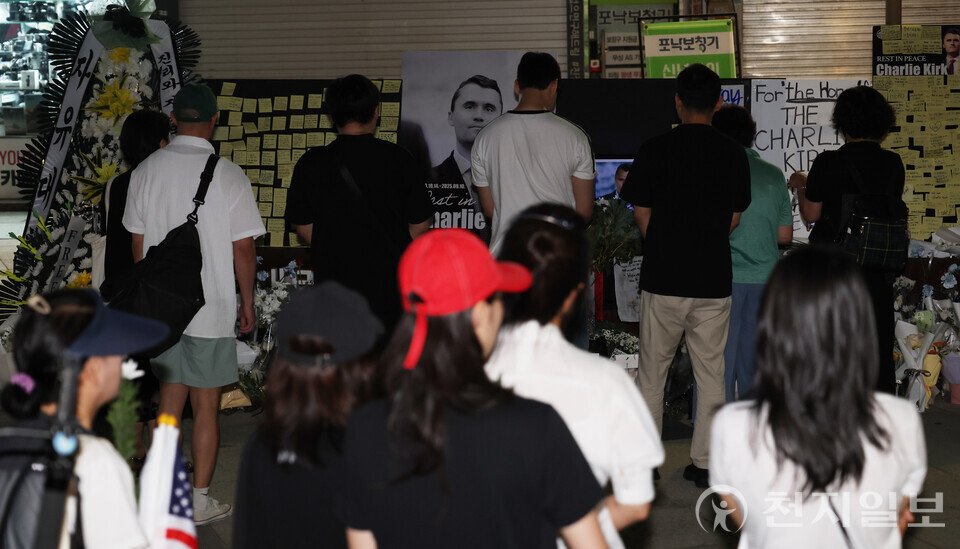 [천지일보=남승우 기자] 15일 저녁 서울 중구 숭례문 인근에 마련된 찰리 커크 분향소에서 추모 행렬이 이어지고 있다. ⓒ천지일보 2025.09.15.