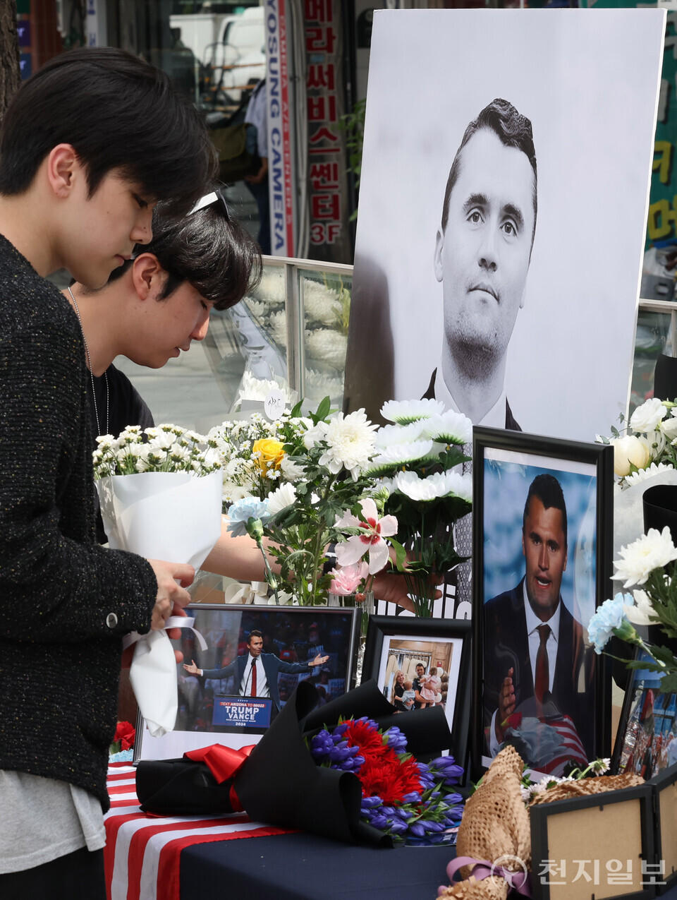 [천지일보=남승우 기자] 15일 서울 중구 숭례문 인근에 마련된 찰리 커크 분향소에서 추모 행렬이 이어지고 있다. ⓒ천지일보 2025.09.15.